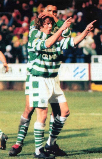 Cadete celebrates his second goal with Van Hooijdonk